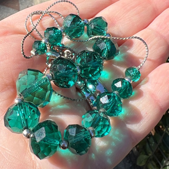VINTAGE ROUND FACETED GREEN GLASS BEADS GRADUATED NECKLACE SILVERTONE CHAIN